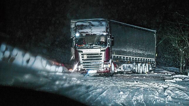 Titisee-Neustadt: Ein Lkw steht schräg im Schnee auf der L172.