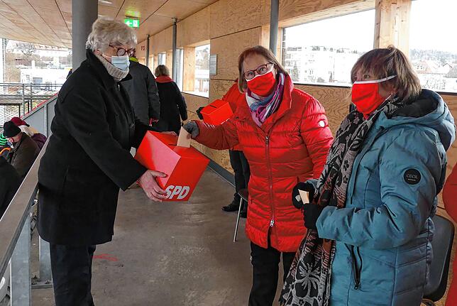 SPD Mitglieder des Wahlkreises Zollernalb-Sigmaringen geben ihre Stimme ab, natürlich mit Mund-Nasenschutz in Rot.