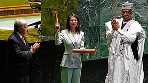 Generalsekretär António Guterres (l) und der ehemalige Präsident der Generalversammlung Philemon Yang schauen zu, wie Annalena Baerbock ...
