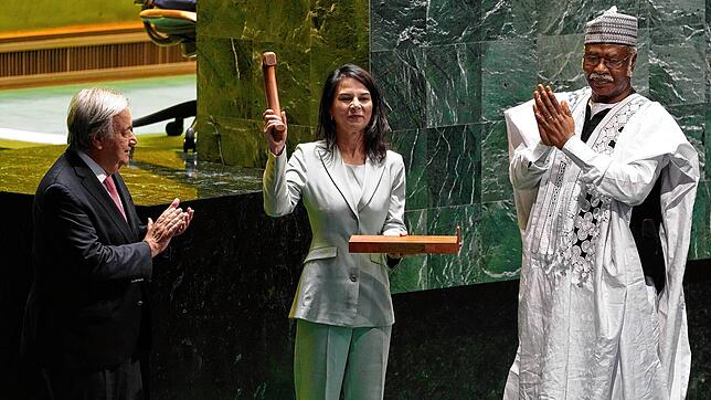 Generalsekretär António Guterres (l) und der ehemalige Präsident der Generalversammlung Philemon Yang schauen zu, wie Annalena Baerbock ...