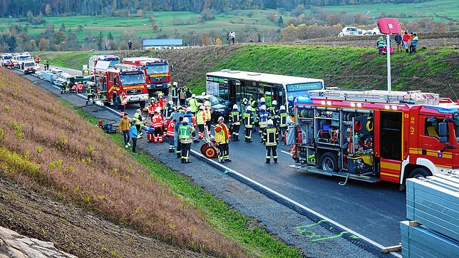 Ein großes Unfallszenario mit mehreren Unfallfahrzeugen, darunter einem Linienbus, sowie zahlreichen Verletzten bot die ...