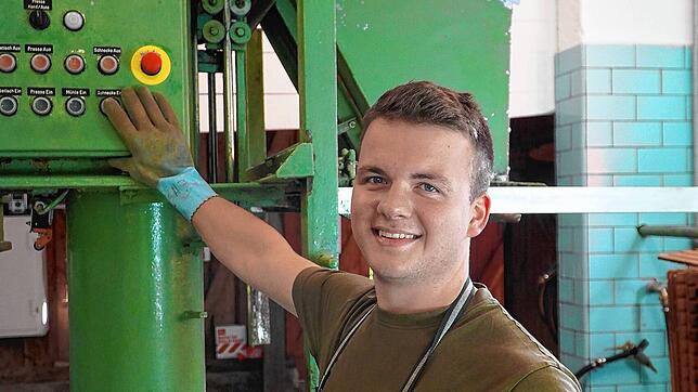 Hannes Furtwängler (25) an der Packpresse der Mosterei Beuren am Ried. Foto: Zeller