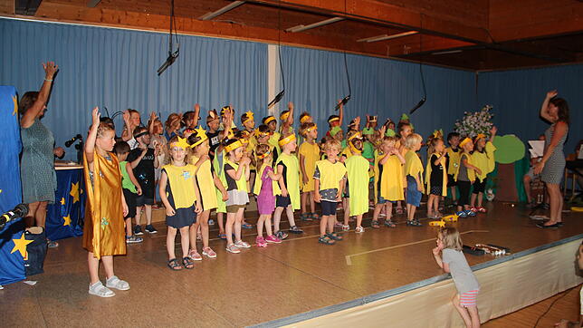 Der Kinderchor Binzgen und die Musikzwerge machten ihre Sache trotz der hohen Temperaturen gut.