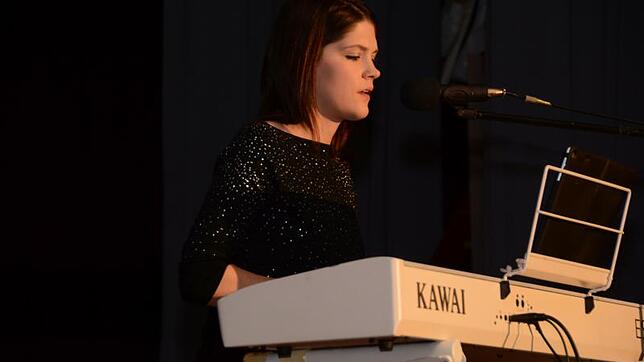 Franziska Restle trat mit ihrem Lied "87&nbsp;Prozent" dreimal beim Schnabelgiere-Allerlei auf. Das Foto zeigt sie bei der Premiere.