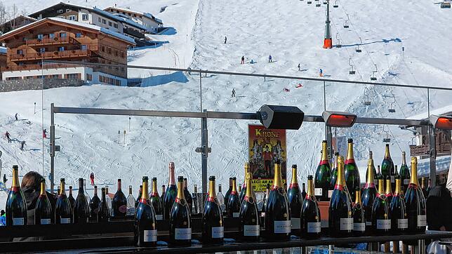 In Lech gibt es auch mal leere Champagnerflaschen als Tischdeko.