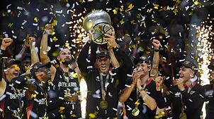 Trainer Alex Mumbru (Mitte) mit dem Pokal: Die deutschen Basketballer haben den nächsten großen Titel gewonnen.