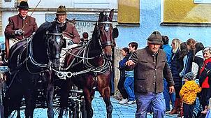 Manfred Riegger (links) und Dieter Schiemann beim Festumzug 2024 im Rahmen des CHI durch die Donaueschinger Innenstadt. Riegger ist ein ...