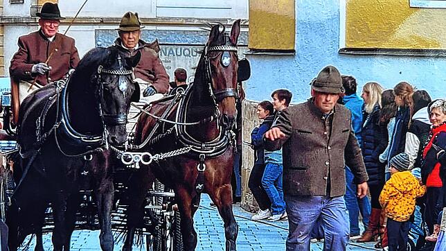 Manfred Riegger (links) und Dieter Schiemann beim Festumzug 2024 im Rahmen des CHI durch die Donaueschinger Innenstadt. Riegger ist ein ...