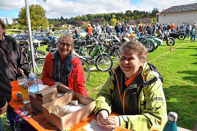 Viele fleißige Helfer wie Monika Zeiher (links) und Annette Neidhard trugen zum Gelingen des Herbstfest bei. Die beiden Frauen nahmen ...