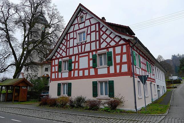 Die alte Schule in Deggenhausen soll zu einer Flüchtlingsunterkunft umgebaut werden. Dafür wurde bereits im vergangenen Jahr ein ...