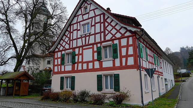 Die alte Schule in Deggenhausen soll zu einer Flüchtlingsunterkunft umgebaut werden. Dafür wurde bereits im vergangenen Jahr ein ...