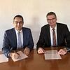Hohenfels' Bürgermeister Florian Zindeler (links) und Markus Kittl von der Thüga haben im Oktober 2018 den Konzessionsvertrag für das ...