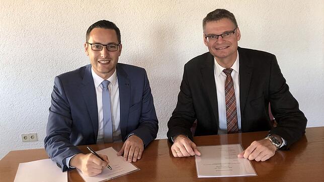 Hohenfels' Bürgermeister Florian Zindeler (links) und Markus Kittl von der Thüga haben im Oktober 2018 den Konzessionsvertrag für das ...