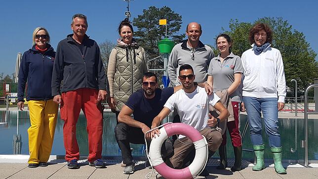 Das Team vom Freibad Fischbach ist bereit für die neue Saison. Von links: stellvertretende Betriebsleiterin Yvonne Debreli, Techniker ...