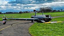 Der Robinson R-44 Raven II liegt nach der verunglückten Landung auf dem Flugplatz Sitterdorf.
