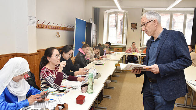Die Teilnehmerinnen hören interessiert zu, was ihnen Rupert Kubon über Gleichberechtigung erzählt. Hilfreich für die Lernenden ist das ...