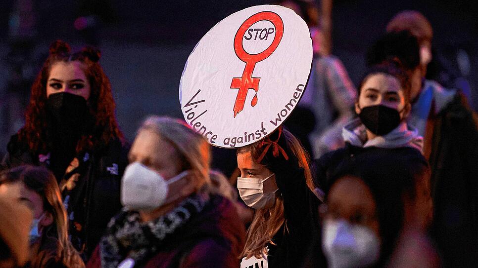 Wie diese Demonstration in Berlin soll auch der Internationale Tag zur Beseitigung von Gewalt gegen Frauen auf Gewalt gegen Frauen ...