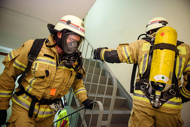 Wie hier bei einer Übung in Berlin benötigen Feuerwehrleute im Fall eines Brandes freie Zugangswege und Platz zur Feuerbekämpfung.