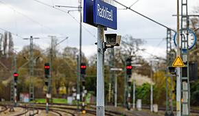(Symbolbild) Auf der Bahnstrecke zwischen Radolfzell und Konstanz ist es sehr ruhig. Am Sonntag, 19. Oktober, um 16.55 Uhr meldet die ...
