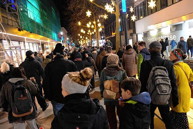 In engeren Straßenbereichen war das Gedränge am vergangenen Montag zum Teil groß. Abstand und Masken suchte man bei den Teilnehmern ...