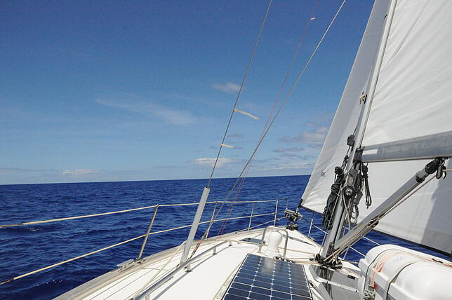 Nur azurblaues Meer und hellblauer Himmel waren vom Boot aus zu sehen.