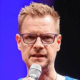 Bild 1: Andre Wolf erklärt Schülern, wie man KI-Bilder und Videos erkennt