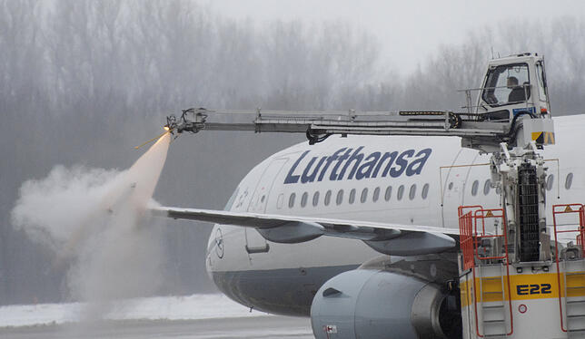 München: Ein Airbus A321 der Lufthansa wird vor dem Start enteist. Wegen Schneefalls kommt es auch am Münchener Flughafen zu ...