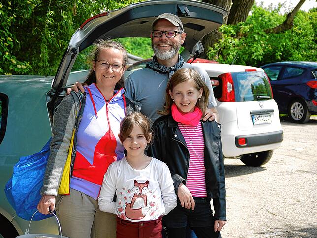 Gleich geht&lsquo;s los: Familie Wiedemann hat frische Gartenerde dabei. Ein Arbeitskollege aus der Schweiz hat bei ihnen Rasen gemäht.
