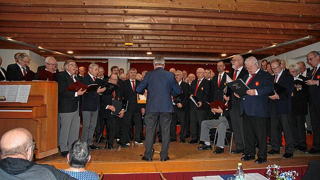 Gemeinsam mit dem Männergesangverein Lauchringen beschert der Männerchor Rechberg vor vollem Haus, den Besuchern zum Jahresanfang einen ...