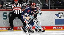 Verteidiger Dominik Bittner (links) und die Schwenninger Wild Wings konnten gegen die Dresdner Eislöwen (Andrew Yogan) einen wichtigen ...