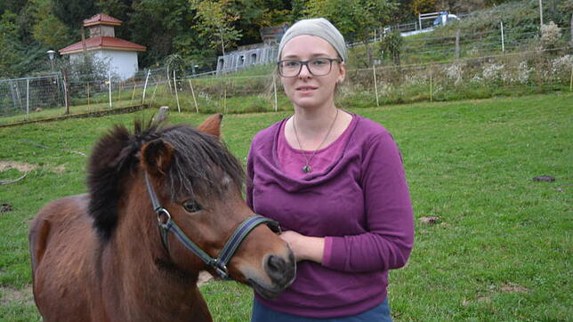 Kathrin Schindler mit einem Pony, das seit dem Sommer in Beuggen lebt.