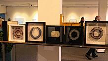 Schmuck aus gestricktem Silberdraht ist Teil der Ausstellung. Foto: Stephan Hübner