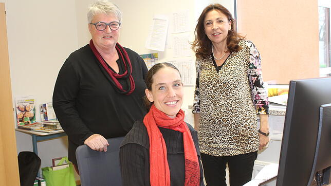 Helfen beim Übergang von der Schule in die Ausbildung: die Berufseinstiegsbegleiterinnen Andrea Deberling, Rebecca Clemens und Andrea ...