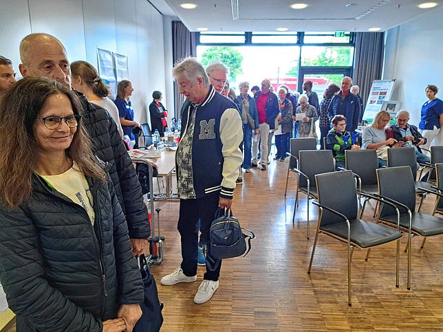 Vor der Ultraschall-Untersuchung im Seminarraum des Klinikums bildet sich eine lange Schlange.