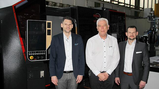 Die Geschäftsführung der Firma J.G. Weisser und Söhne vor der Maschine &bdquo;Artery&ldquo; (von links): Thorsten Rettich, Dennis ...