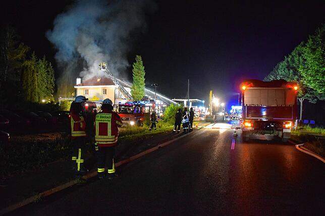 Bild 4: Bilder von den Löscharbeiten beim Großbrand eines Dachstuhls in Mahlspüren im Tal