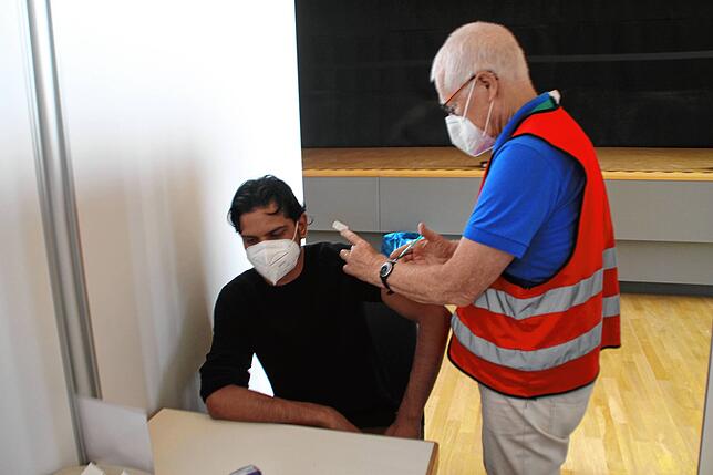 Dr. Heinz Jordan verteilt eine Impfdosis des US-Herstellers Johnson & Johnson bei der Impfaktion im Bad Säckinger Kursaal. Bild: ...