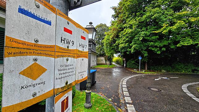 Am Start des Königswegs bei der Schlosskirche ist ein Radfahr-Verbotsschild (Hintergrund) aufgestellt – das aber oft Radler nicht davon ...