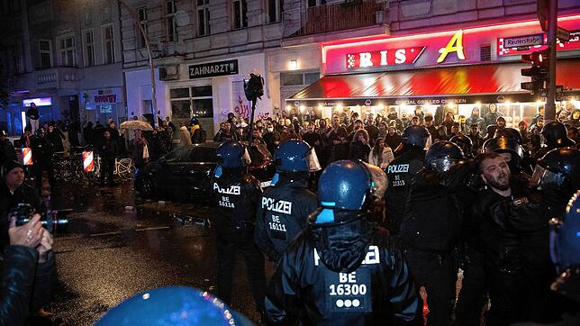 Demonstranten und Einsatzkräfte der Polizei treffen im Stadtteil Neukölln aufeinander. In Berlin-Neukölln haben sich am späten ...