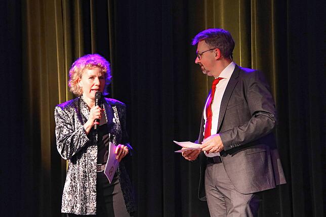 Die Erste Beigeordnete Petra Dofmeister und OB Martin Gruner danken den zahlreichen Akteuren auf und hinter der Bühne.