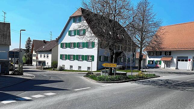 Problemstelle in Liggersdorf: die Y-Kreuzung. Der Weg von Kindern zur Schule, zum Kindergarten und allgemein der Fußverkehr sollen ...