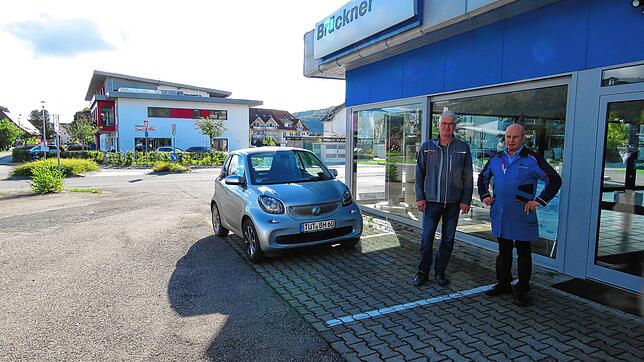 Eine Ära eines Autohauses endet. Die Sozialstation St. Beatrix hat das Autohaus Brückner in Geisingen erworben. Bernfried Huber (links) ...