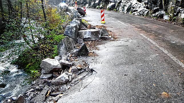 Am Mittwoch, 26. Oktober, kam es im Schlüchttal zu einem Felssturz. Laut Auskunft des Landratsamtes ist der Felsbrocken etwa einen ...