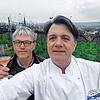Oenologe Hellmut Wolf, Hincooker Andi Schuler und der Orangen Wein. Im Hintergrund der Weinberg auf dem Hafner mit Blick auf ...