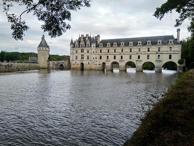 Reizender kann ein Schloss kaum liegen. Das Frauenschloss Chenonceau als Brücke über den Cher, der später in die Loire mündet.