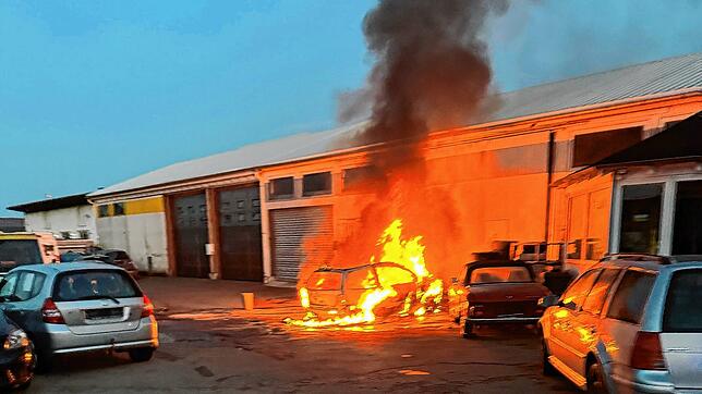 Schon wieder hat es in Singen gebrannt: Die Feuerwehr muss am Dienstagabend zu einem größeren Einsatz in die Laubwaldstraße ausrücken.