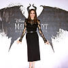 Hollywoodstar Angelina Jolie vor einem Plakat, das sie als Fee Maleficent zeigt &ndash; Hörner und Drachenschwingen inklusive.