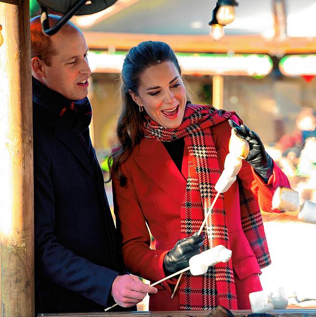 „Röste dein eigenes Marshmallow!“ heißt es an diesem Stand in Cardiff – William und Kate probieren es natürlich aus.