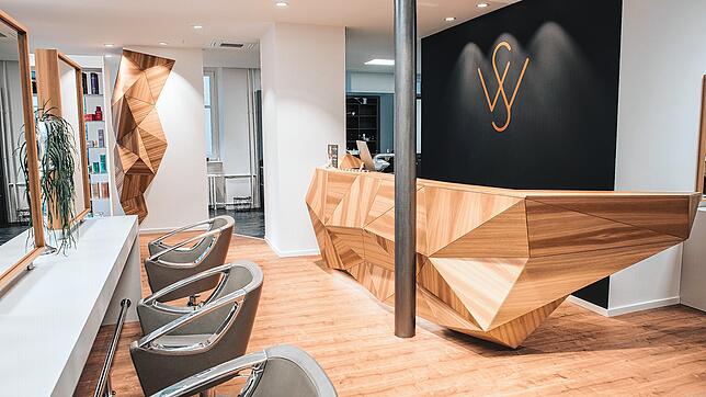 Stylisch mit modernen Echtholzelementen präsentiert sich der neue Salon in der Scheffelstraße.