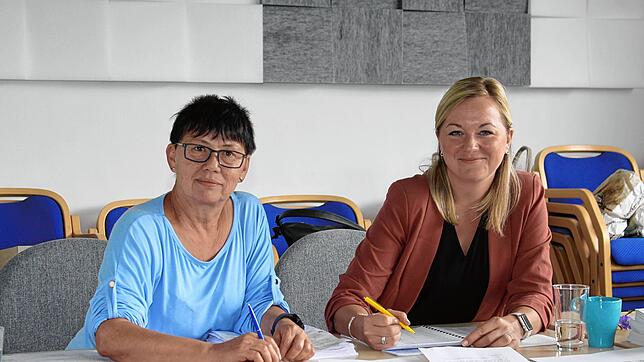 Gerade um die Mittagszeit war im Wahllokal im Mühlinger Trauzimmer bei Regina Keller und Bettina Bär (von links) viel los. Die ...